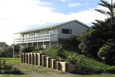 Photo of property in 11 Oratia Street, Waikanae Beach, Waikanae, 5036
