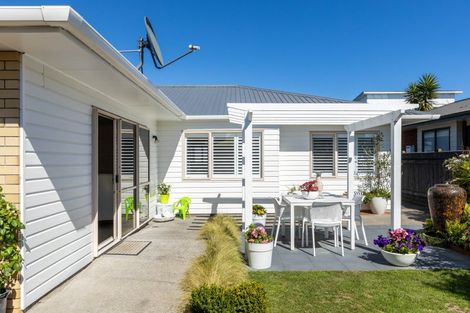 Photo of property in 1/122 Clawton Street, Westown, New Plymouth, 4310