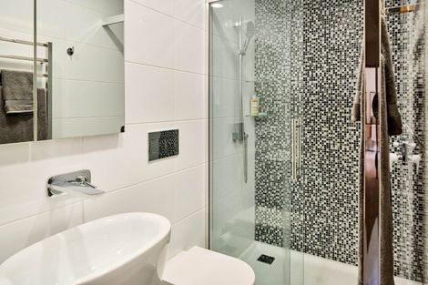 Photo of property in 9 Whiorau Grove, Lowry Bay, Lower Hutt, 5013