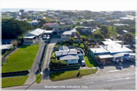 Photo of property in 50 Signal Street, Foxton Beach, Foxton, 4815