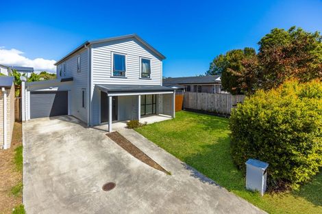Photo of property in 35 Becker Drive, Weymouth, Auckland, 2103