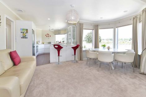 Photo of property in 52 Settlers Grove, Orewa, 0931