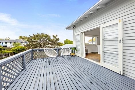 Photo of property in 14 Waiohua Road, Greenlane, Auckland, 1061
