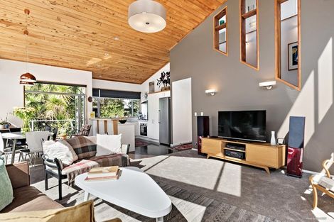 Photo of property in 6 Poturi Streams Avenue, Titirangi, Auckland, 0604