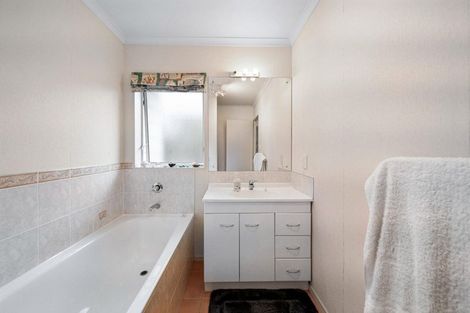 Photo of property in 57 Carisbrook Crescent, Papakura, 2110