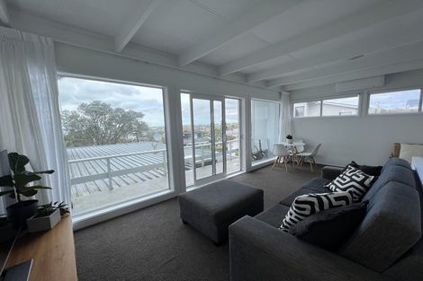 Photo of property in 2/8 Rewi Street, Torbay, Auckland, 0630