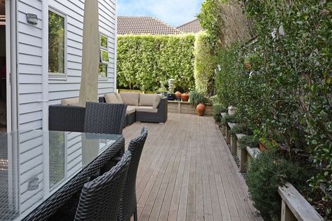 Photo of property in 114 Lake Panorama Drive, Henderson Valley, Auckland, 0612