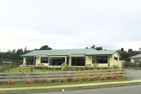 Photo of property in 7 Marua Palm Grove, Timberlea, Upper Hutt, 5018