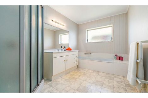 Photo of property in 29 Taupiko Place, Green Bay, Auckland, 0604