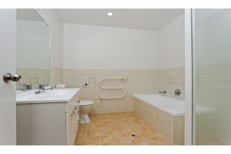 Photo of property in 5/14 Fields Parade, Oteha, Auckland, 0632