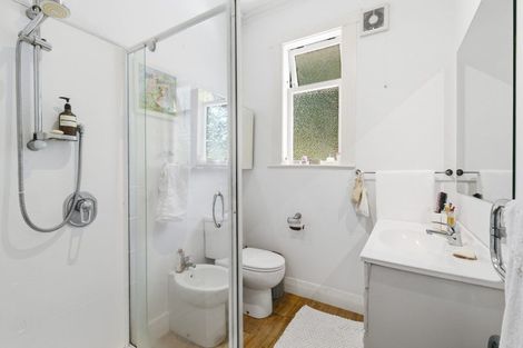 Photo of property in 13 Hungerford Road, Lyall Bay, Wellington, 6022