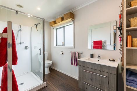 Photo of property in 220 Cowper Road, Dannevirke, 4976