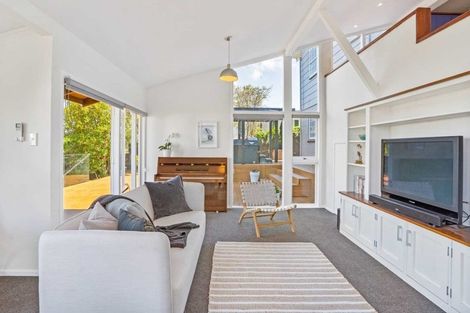 Photo of property in 69 Ravenwood Drive, Forrest Hill, Auckland, 0620