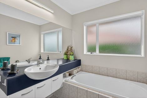 Photo of property in 40 Gillett Place, Botany Downs, Auckland, 2014