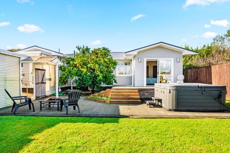 Photo of property in 4 Rixon Place, Te Atatu Peninsula, Auckland, 0610