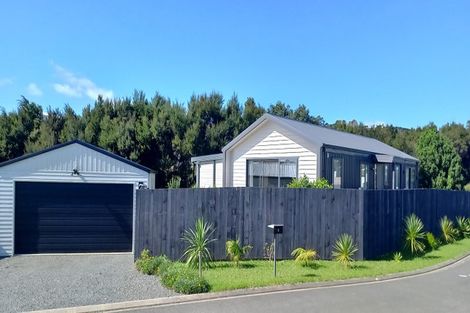 Photo of property in 2 Meenas Place, Cable Bay, 0420
