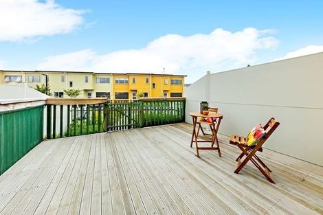 Photo of property in 28/11 Ray Small Drive, Papakura, 2110