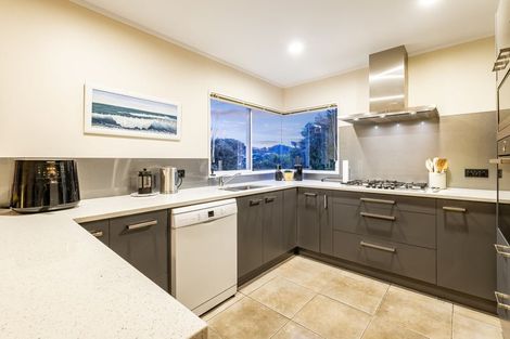 Photo of property in 21 Saunders Close, Whitby, Porirua, 5024