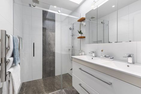 Photo of property in 5 Countess Close, Maupuia, Wellington, 6022