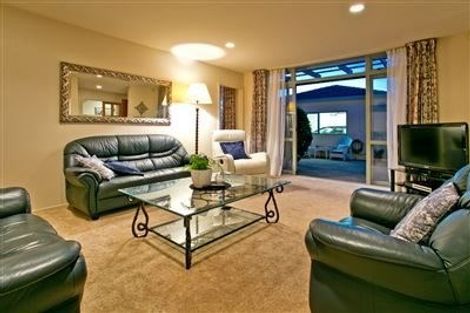 Photo of property in 2/24 Shakespeare Road, Milford, Auckland, 0620