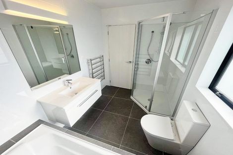 Photo of property in 21 Madden Avenue, Kumeu, 0810