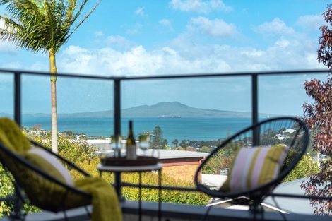 Photo of property in 32a Knights Road, Rothesay Bay, Auckland, 0630