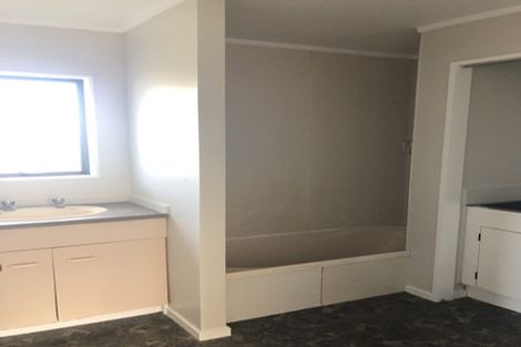 Photo of property in 1/92 Target Road, Totara Vale, Auckland, 0629