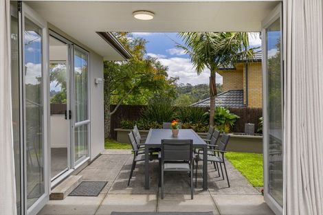 Photo of property in 23 George Deane Place, Greenhithe, Auckland, 0632