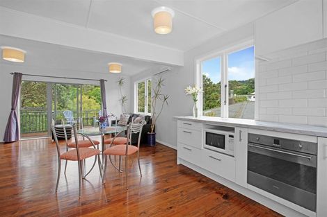 Photo of property in 10 Kereru Bend, Tawa, Wellington, 5028