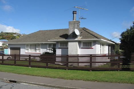 Photo of property in 1 Longcroft Terrace, Newlands, Wellington, 6037