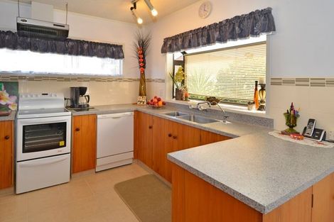 Photo of property in 2/30 Redoubt Road, Goodwood Heights, Auckland, 2105