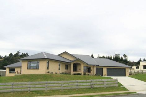 Photo of property in 5 Marua Palm Grove, Timberlea, Upper Hutt, 5018