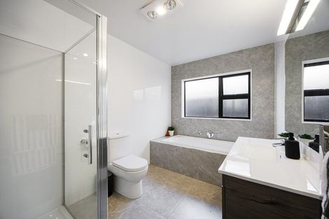 Photo of property in 38 Lumbarda Drive, Kumeu, 0810