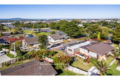 Photo of property in 2/309 Wairau Road, Totara Vale, Auckland, 0627