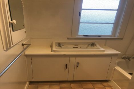 Photo of property in 28 Newington Road, Henderson, Auckland, 0612