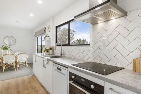 Photo of property in 2/21 Tahu Crescent, Sunnynook, Auckland, 0620