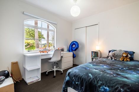 Photo of property in 17 Calypso Way, Unsworth Heights, Auckland, 0632