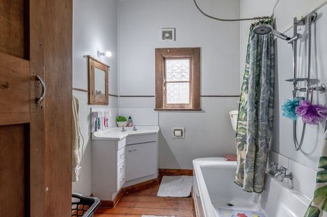 Photo of property in 6 Napier Road, Terrace End, Palmerston North, 4410