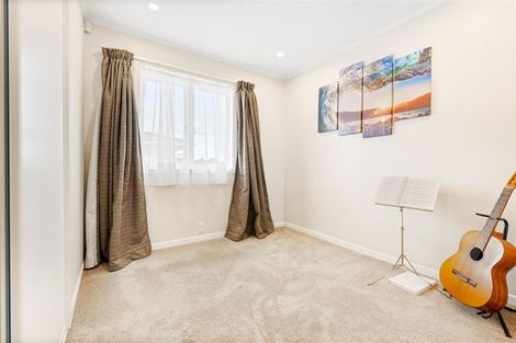 Photo of property in 3 Rewarewa Road, Te Atatu Peninsula, Auckland, 0610