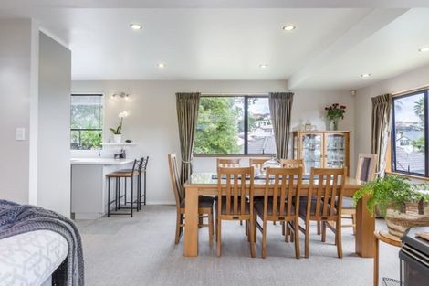 Photo of property in 33 Mandeville Place, Unsworth Heights, Auckland, 0632