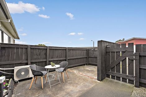 Photo of property in 7 Chetwode Grove, Newlands, Wellington, 6037