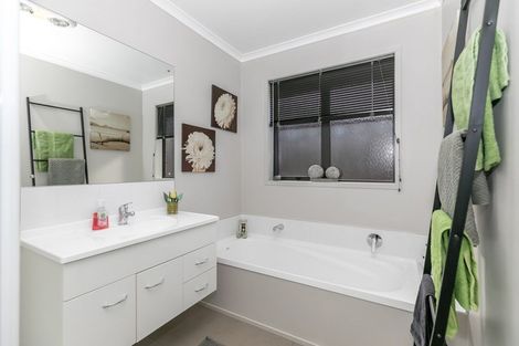 Photo of property in 16 Evergreen Rise, Grandview Heights, Hamilton, 3200