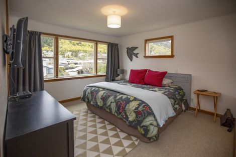 Photo of property in 76 Hampden Street, Picton, 7220