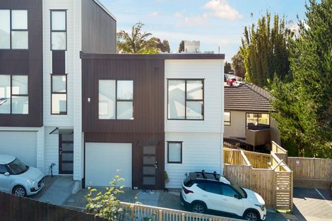 Photo of property in 8/105 Hobsonville Road, West Harbour, Auckland, 0618