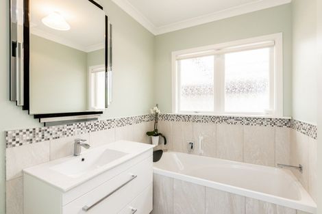 Photo of property in 10 Meeanee Quay, Westshore, Napier, 4110