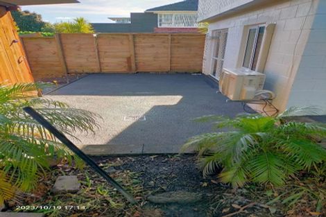 Photo of property in 22 Raymond Terrace, Northcote, Auckland, 0627