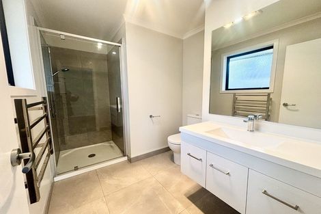 Photo of property in 5 Rewarewa Way, Timberlea, Upper Hutt, 5018