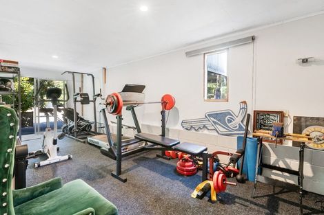 Photo of property in 8 Teviot Place, Totara Vale, Auckland, 0629