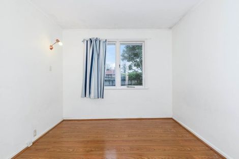 Photo of property in 38 Buscomb Avenue, Henderson, Auckland, 0610