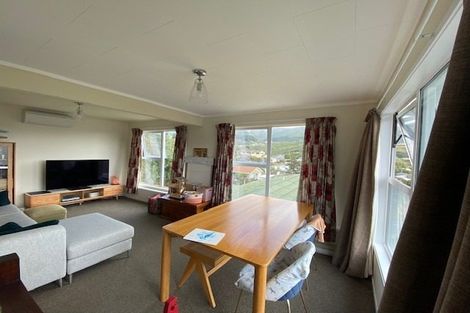Photo of property in 2/24 Bell Street, Tawa, Wellington, 5028